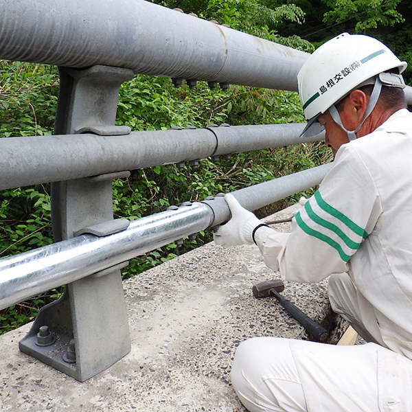 橋梁用防護柵（高欄）の施工事例　※事故に伴う部分修繕